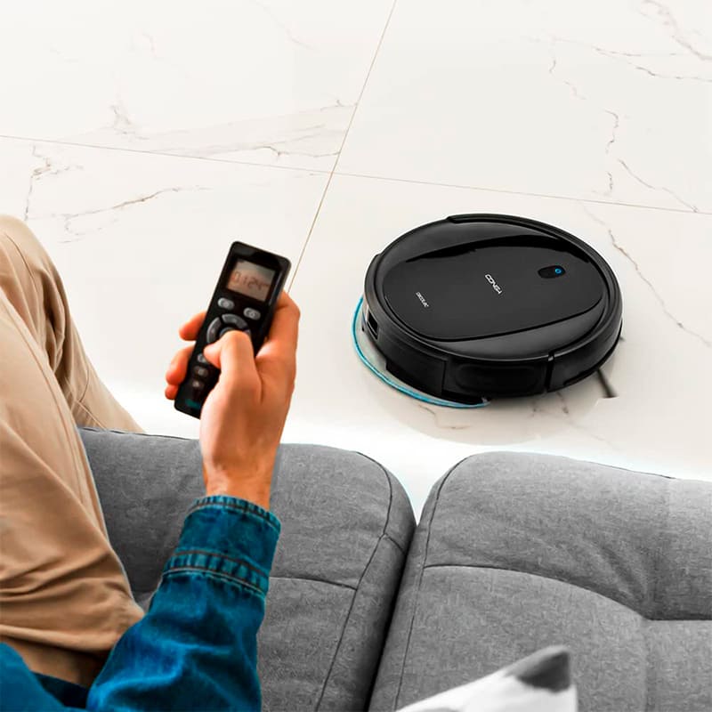 Aspirador robot. control de casa inteligente desde un teléfono